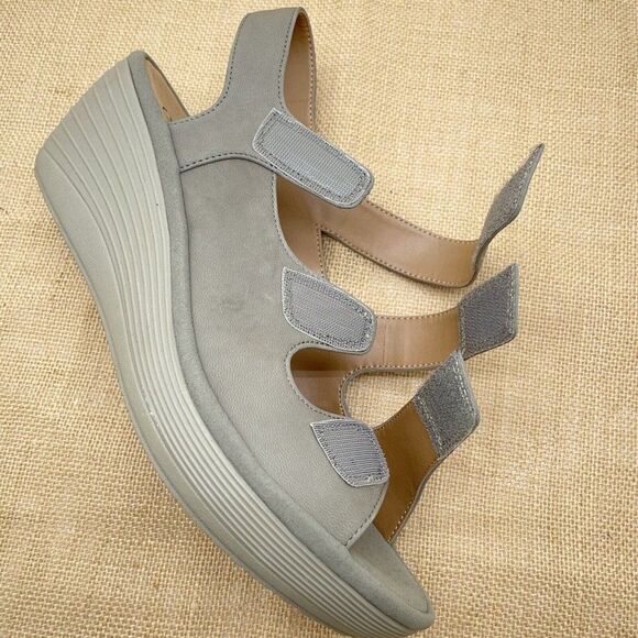 Clarks Reedly Juno Sandal Nubuck Triple Strap Wedge Sage Soft Cushion Size 8.5 W - Picture 9 of 12